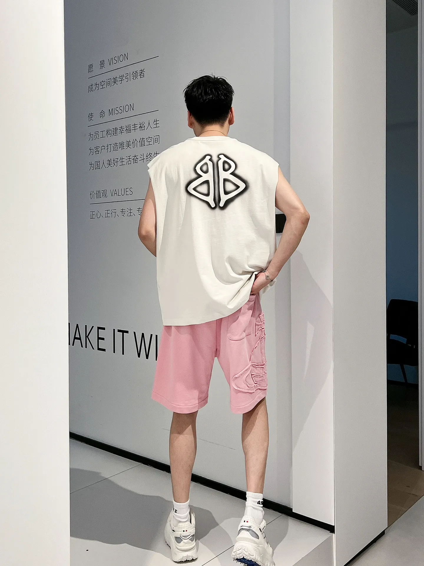 The Queen Mother's three-standard complete 2026 summer New Arrival men's casual shorts, advanced custom-made fabric Breathable fabric, Breathable elasticity and comfort, impeccable details, top-grade accessories, original logo design concept, delicate and soft feel! The upper body fit is awesome! Size: M-XXXL Please state your height and weight when ordering